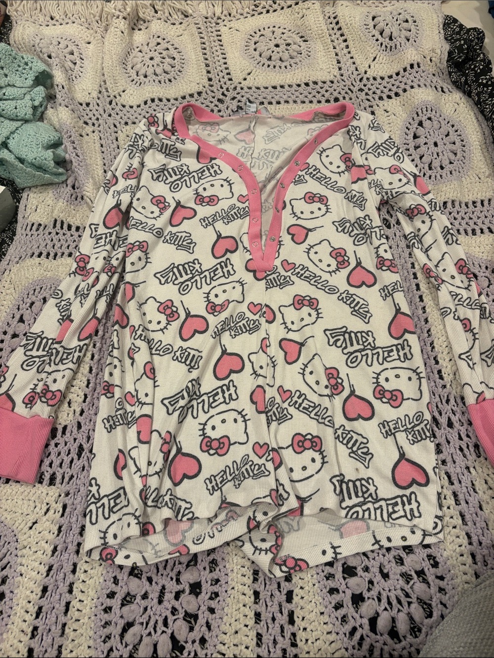 Hello Kitty Pink & White Long-Sleeve Snap-Front Pajama Top